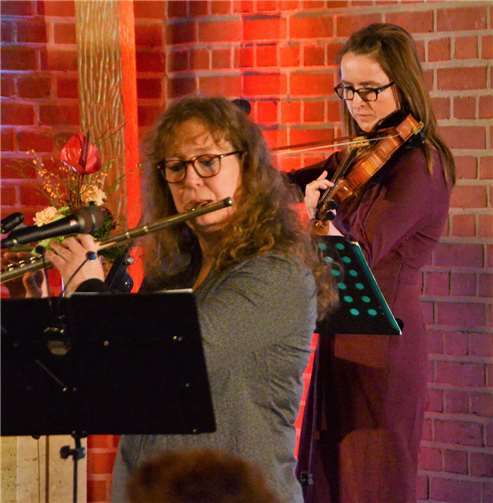 Volkslieder zum Lauschen und Mitsingen Geige tönt und Flöte wenn Heike Glaser und Maria Dörrscheidt mit den anderen Feinsliebchen aufspielen. Foto: privat