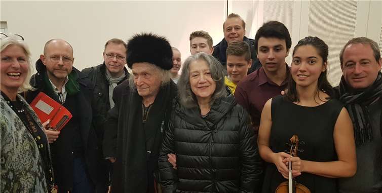 Geiger Ivry Gitlis (4.v.li.) hat Pianistin Martha Argerich im Arm. Ihr Meisterkurs war für die beiwohnenden Schüler des Insel-Gymnasiums ein ganz besonderes Ereignis.Iris Flögerhöfer