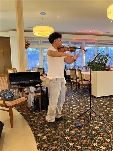 Geiger Noah Sahinkuye war der Höhepunkt der Feier.  Foto: privat