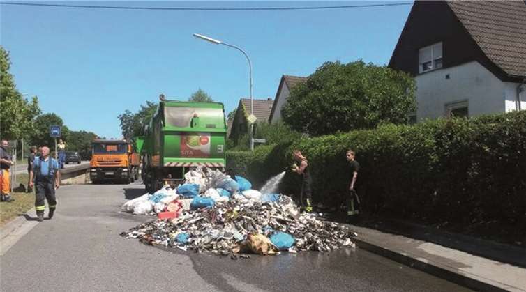 Geistesgegenwärtig entleerte der Fahrer seine Ladung auf der Straße. Feuerwehr Bendorf