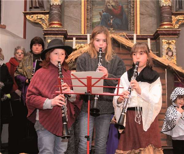 Gekleidet, in mittelalterliche Kostüme, präsentierten die Kinder auch ihr musikalisches Können.