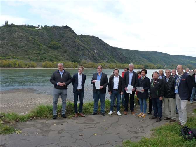Brohlbach: Jetzt ist die Politik gefordert Gekommen waren die Bürgermeister aus dem Brohltal (v.l.): Walter Schneider, Sebastian Schmitt, Dr. Frank Gondert, Marcel Caspers, Rolf Hans und Christoph Bürger (re.). Unterstützt wurden sie von CDU-Landtagsabgeordneter Petra Schneider, Kreisbeigeordnetem Friedhelm Münch und Bürgermeister Dieter Felten sowie zahlreichen Kommunalpolitikern.Foto: HE