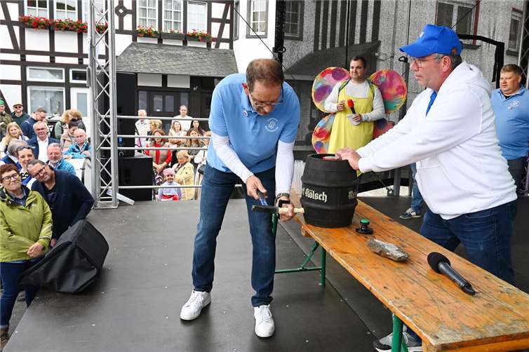Das Bad Bodendorfer Dorffest ging in seine 46. Auflage Gekonnt führte Ortsvorsteher Jürgen Werf den Fassanstich durch. Fotos:RASCH