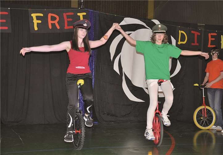 Gekonnt ist die „Polizei“ auch auf einem Rad unterwegs.privat