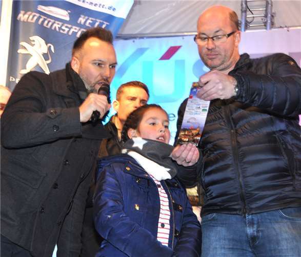 Gekonnt moderierte Vorstandsmitglied Guido Braun (li.) - Dr. Schlags (re.) überprüfte die Gewinnlose.