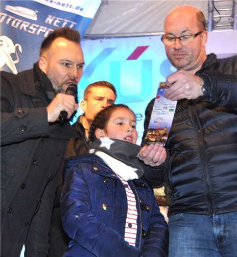 Gekonnt moderierte Vorstandsmitglied Guido Braun (li.) - Dr. Schlags (re.) überprüfte die Gewinnlose.