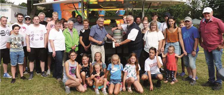 Gekonnt vollzogen die beiden Schirmherren Stadtbürgermeister Hans Peter Ammel und Egon Meid (Ehrenvorsitzender) den Fassanstich. Fotos: FRE