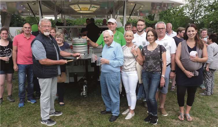 Gekonnt vollzogen die beiden Schirmherren Franz Schlich und Egon Meid den Fassanstich. Fotos: FRE