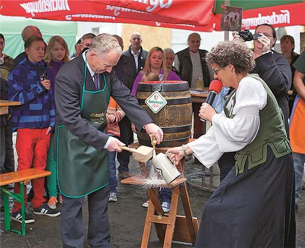 Gekonnter Fassanstich vom VVV-Vorsitzenden Volker Nelles.