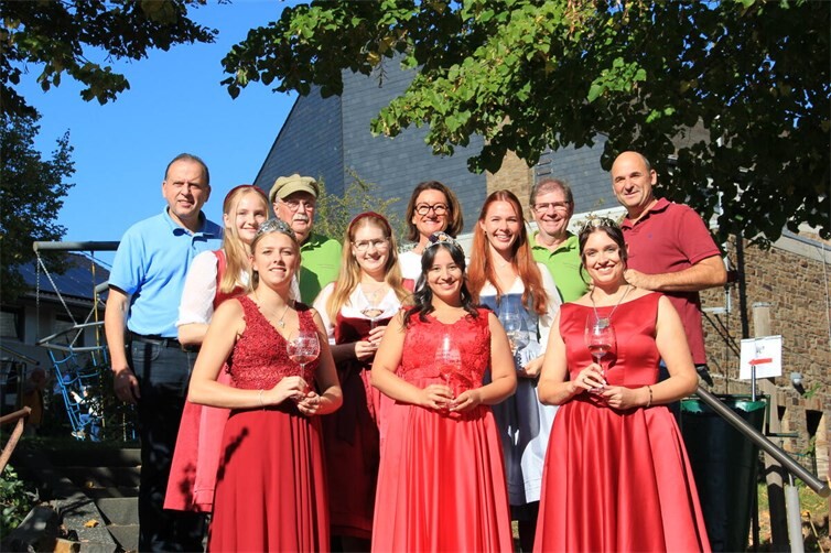 Gekrönte Häupter von der Ahr mit den Festverantwortlichen auf dem Kirchberg in Oberzissen.