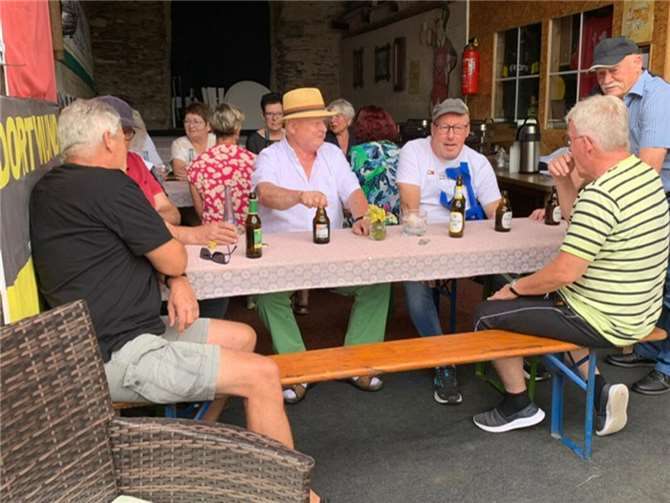 Gekühlte Getränke und gute Unterhaltungen sorgten für gute Stimmung und einen unterhaltsamen Abend.  Foto: privat