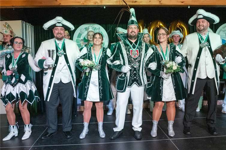 Gekührter Prinz Christian mit Hofstaat v.li.:Hosbess Sabrina, Mundschenk Joffrey, Pagen Kathrin & Kathrin, Schatzmeister Mirko.