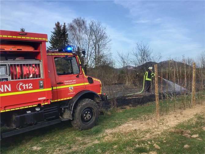 Geländegängiges Waldbrandfahrzeug bei Nachlöscharbeiten. Foto: Feuerwehr und Rettungsdienst Bonn
