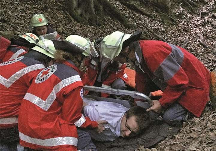 Geländeübung des DRK Rhens mit dem Einsatz der Schaufeltrage. DRK Rhens