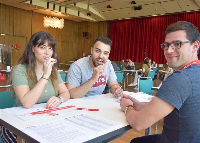 Gelare Hosseiny (li.) und ihr Freund Basil Rabih (re.) sind aus Bad Breisig angereist, um Haiedeh Alipour zu helfen.