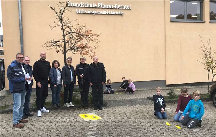 Gelbe Füße signalisieren: Hier gehen Kinder auf ihrem Schulweg! Foto: privat