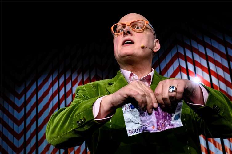 Geld? Der Euro ist kein deutsches Geld... Foto: Schlosstheater