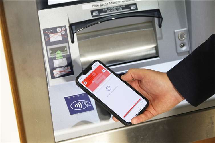 Geldabheben leicht gemacht: Sparkassen-Kunden können mittlerweile via Smartphone am Geldautomaten Geld abheben und einzahlen. Foto: Kreissparkasse Ahrweiler