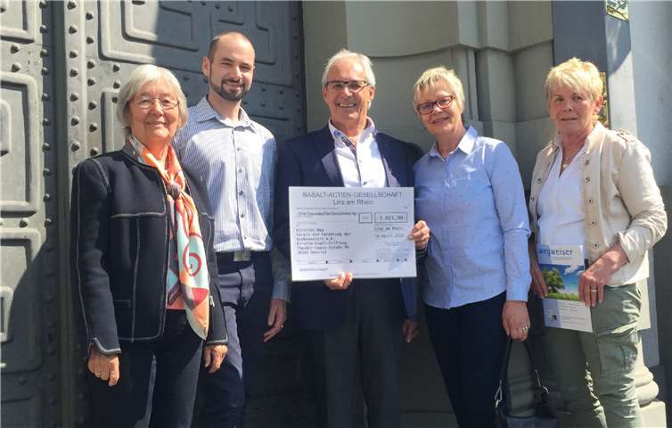 Geldübergabe der Basalt Union: (v.l.) Diehl, Thorsten Esser, Gerd Diehl, Jutta Klein, Martina Hinz. Foto: privat