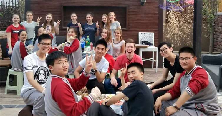 Einblicke in den chinesischen Schulalltag Gelebte Gastfreundschaft beim gemeinsamen Grillen am Wochenende.