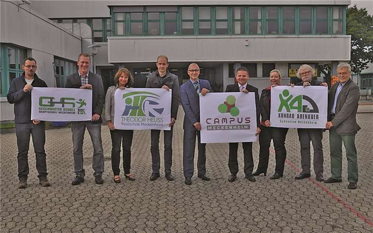 Gelebte Gemeinsamkeit am Schulcampus Meckenheim (v.l.): Thomas Limbach- Fachbereich Verkehr und Grünflächen, Peter Hauck- Schulleiter Geschwister-Scholl-Hauptschule, Claudia Hesseler- Schulleiterin Theodor-Heuss-Realschule, Markus Schütz- Firma A&E Plan, Bürgermeister Bert Spilles, Erster Beigeordneter Holger Jung, Susanne Zwicker- Fachbereich Bildung, Kultur und Sport, Peter Schröder- stellvertretender Schulleiter und Hand-Jürgen Jüngling, Schulleiter Konrad-Adenauer-Gymnasium präsentieren die neuen Logos. Stadt Meckenheim