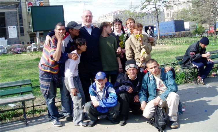 Gelebte Nächstenliebe: Der Weißenthurmer Werner Westinger und Schwester Alfonsa unterstützen Straßenkinder in der rumänsicher Hauptstadt.