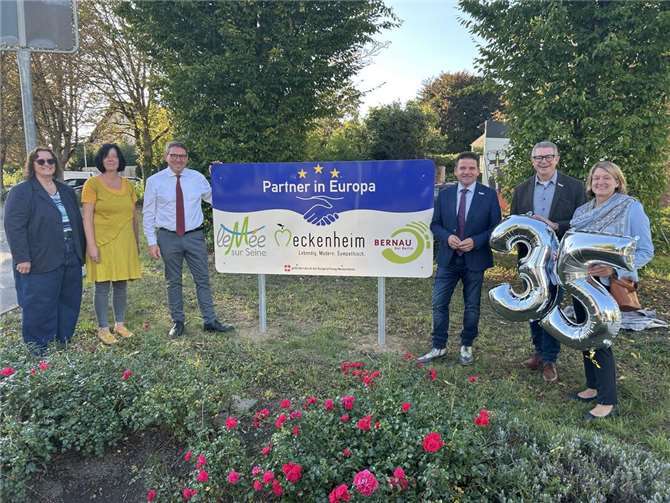 Gelebte Städtepartnerschaft zwischen Meckenheim und Bernau, von links: Stadtkämmerin Pia-Maria Gietz, Yvonne Dankert-Schmidt (Schul-, Kultur- und Jugenddezernentin der Stadt Bernau), André Stahl (Bürgermeister der Stadt Bernau), Bürgermeister Holger Jung, der Erste Beigeordnete Hans Dieter Wirtz und die Technische Beigeordnete Bianca Lorenz. Foto: Stadt Meckenheim