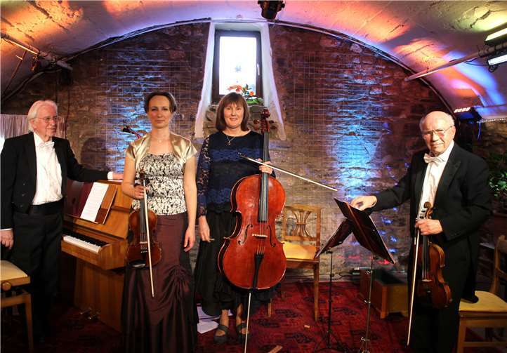 Gelegentlich stand Monika Recker-Johnson (3. v. l.) auch selbstauf der Gewölbebühne, wie im April 2018 mit Gisbert Stenz (v. l.),Viktoria Nyikes und Bruno Fischer vom Salonensemble Ahr Dur. Fotos: HG