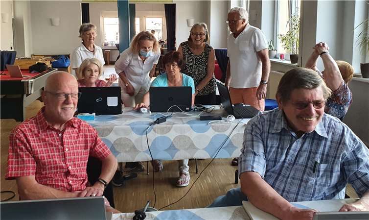 Geleitet wird der Internettreff vom hochmotivierten Internetlotsen Wolfgang Peters (hinten re.), der den Interessierten ehrenamtlich mit Rat und Tat zur Seite steht. Foto: Nasti Houshmand/Stadtverwaltung Lahnstein)