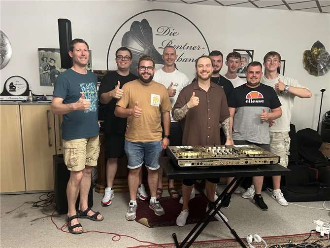 Geleitet wurde die Schulung vom renommierten Profi-DJ und Ausbilder DJ Bangz, der die acht hochmotivierten Teilnehmer in die Grundlagen des DJ-Handwerks einführte.  Fotos: privat