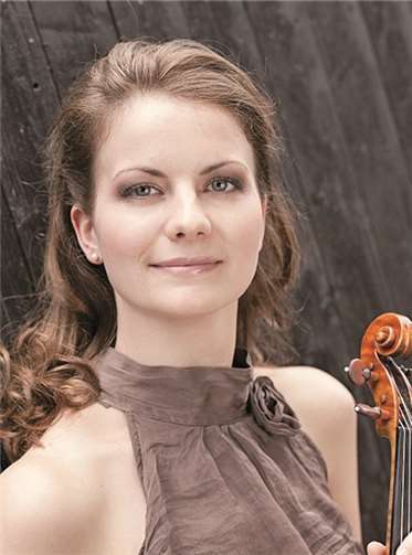 Geleitetet werden die Kurse von der renommierten Geigen-Solistin Veronika Eberle.privat