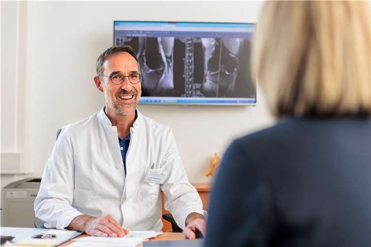 Gelenkersatz ist das Spezialgebiet von Chefarzt Dr. Auen-Scheiblhofer und seinem Team des zertifizierten Endoprothetikzentrums am Krankenhaus Maria Hilf in Bad Neuenahr. Am 15.08.2023 berät er Betroffene, Angehörige und Interessierte im Rahmen eines Arzt-/Patientenseminars. Foto: Joachim Gies