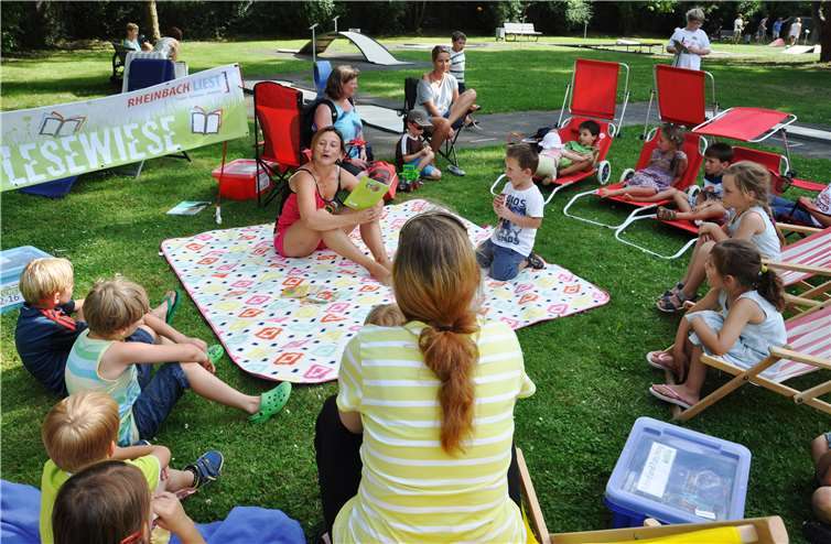 Gelesen wird bei jedem Wetter: draußen im Schatten, auf der überdachten Terrasse oder in den gemütlichen Innenräumen des Cafés.Privat
