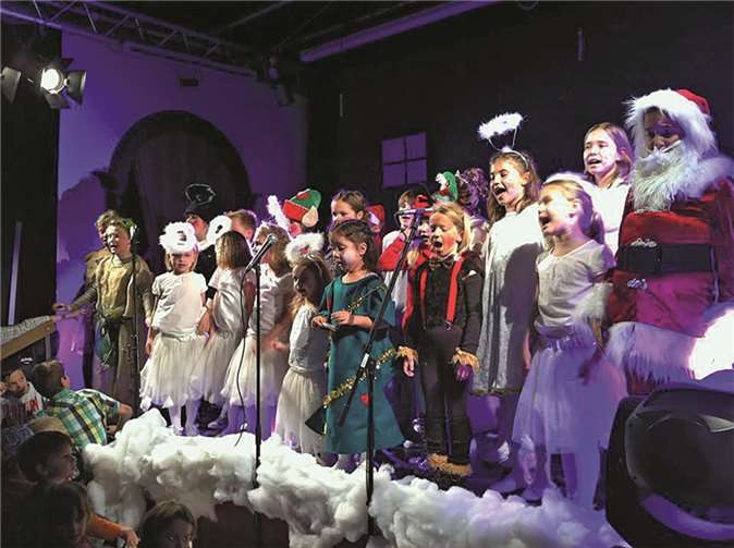 Gelingt es den Kindern zusammen mit ihren neuen himmlischen Freunden, das Weihnachtsfest zu retten ...?Privat