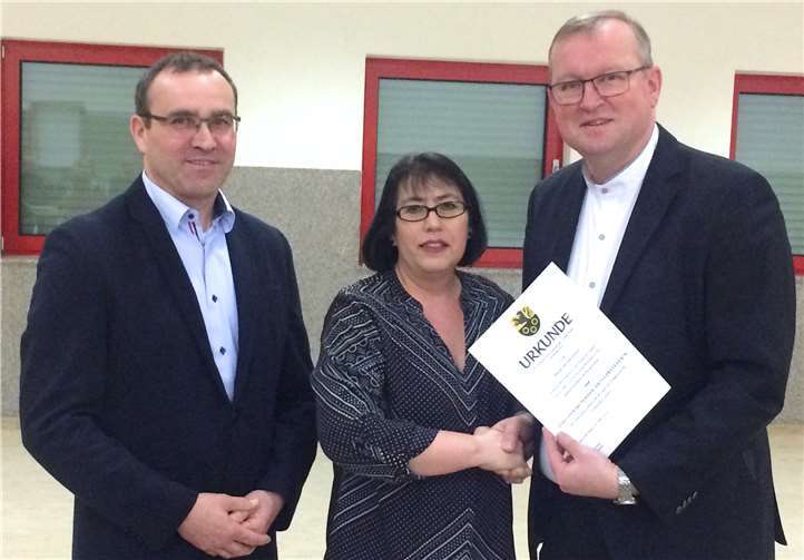 Gelsdorfs Ortsvorsteher Andreas Ackermann (links) und Bürgermeister Achim Juchem (rechts) überreichten der neuen stellvertretenden Ortsvorsteherin Ingrid Meumerzheim die Ernennungsurkunde.  JOST