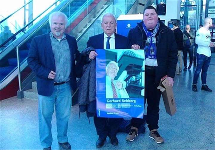 Gelsenkirchen. Schalkes Ehrenpräsident Gerhard Rehberg ist 80 Jahre alt geworden und die Schalke-Fans vom Mittelrhein gratulierten herzlich mit einem individuell hergestellten Plakat, das den Titel der Rehberg-Biographie zeigt, die Ferhat Cato geschrieben hat. Gerhard Rehberg (Mitte) freute sich, das Präsent von Ferhat Cato (links) und Marcel Lukas (rechts) in der Schalke-Arena entgegenzunehmen. privat
