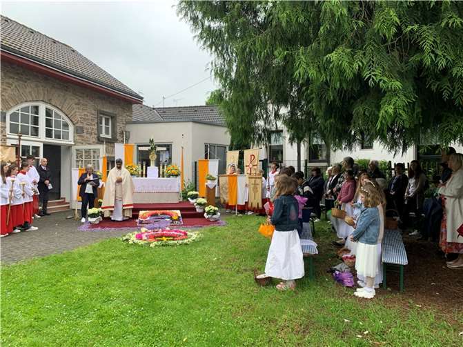 Gelungene Fronleichnamsprozession am Sonntag, 2. Juni 2024 in Niederzissen mit vielen beteiligten Gläubigen. Foto: privat
