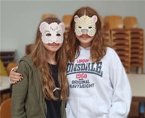 Gelungene Integration über Spiele und gemeinsames Basteln mit den ukrainischen Kindern. Hier wurden während der Treffen der Ukrainehilfe Niederbachem in Anlehnung an die beiden Zoobesuche in Köln Tiermasken gebastelt und bunt bemalt. Foto: Ehrenamtsbörse Wachtberg