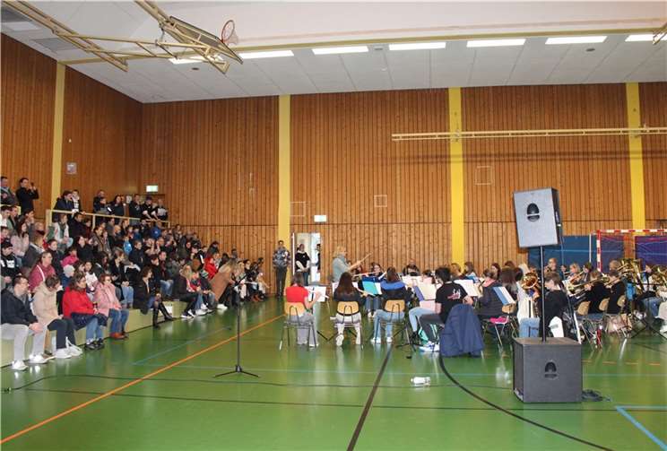Gelungene Musikbeiträge gab es von der Bläserklassen 5 und 6, dem Schulorchester und dem Jugendorchesters des Musikvereins Löf.. Quelle: Realschule plus und FOS Untermosel