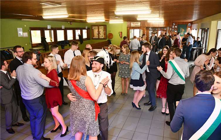 Gelungene Premiere. Die Maimusik der Löhndorfer Junggesellen lockte nicht nur die Vereinsmitglieder, sonder auch zahlreiche Gäste in Schützenhaus- Foto: RASCH