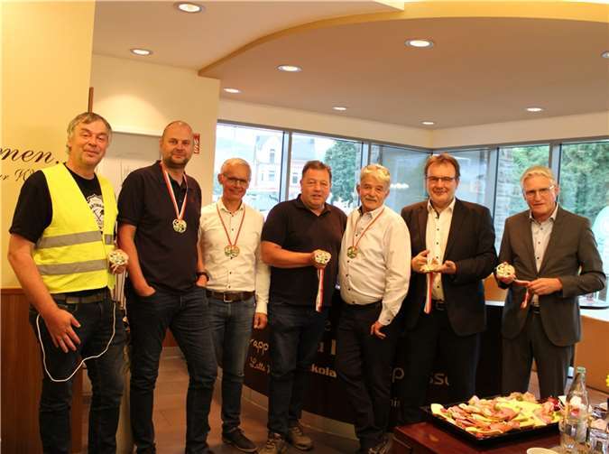 Gelungene Premiere für den „AHRlaaf Flutorden“, von links Wilhelm Hartmann, Marcus Zintel, Lothar Guske, Hardy Mies (1. Vorsitzender KG „Bunte Kuh“ Walporzheim), Matthias Rudolphi (amtierender Prinz Ahrweiler Karnevalsgesellschaft), Rainer Jakobs (Vorsitzender KG Blau-Weiß Neuenahrer Schinnebröder) und Dieter Zimmermann (Pressesprecher Ahrweiler Karnevalsgesellschaft). Fotos: DU