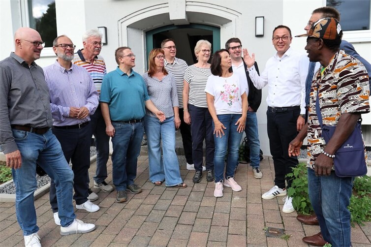 Gelungene Sanierung: GSG saniert Altbestand: 45 attraktive, bezahlbare Wohnungen sind in der Langendorfer Str. entstanden. Die Fraktionen von CDU, Bündnis 90/die Grünen, BSW, FWG und FDP fordern vom Land mehr Power und weniger Bürokratie