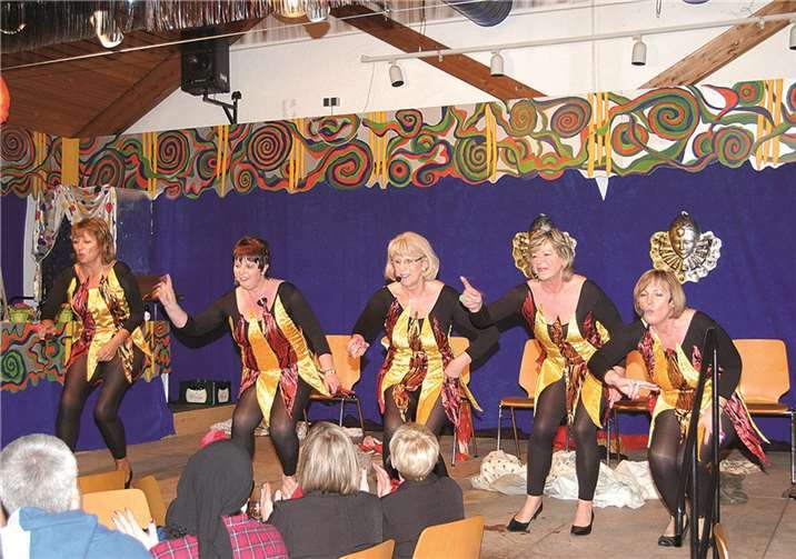 Gelungene Tanzeinlagen faszinierten das Publikum und sorgten für einen unterhaltsamen Abend.privat