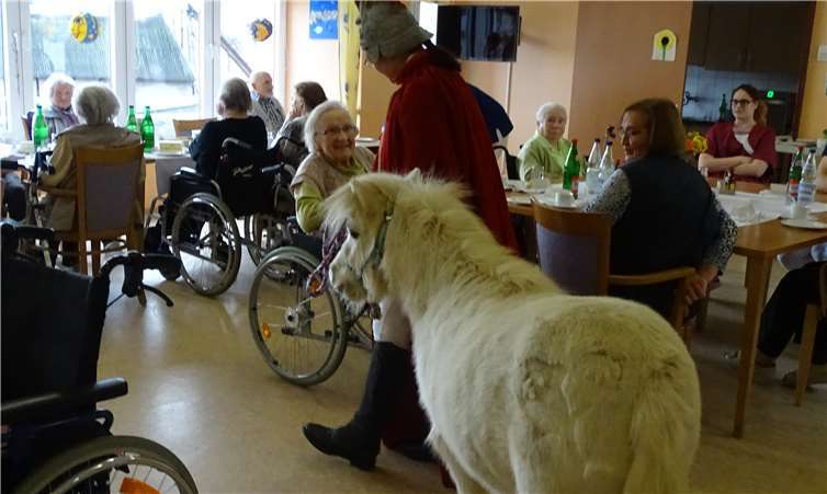Gelungene Überraschung: Ein Zwergpony begleitete St. Martin beim Rundgang über die Wohnbereiche im Seniorenzentrum Münstermaifeld. privat