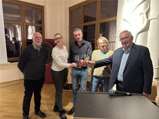 Gelungene Wiederaufnahme des Gesprächskreises Ahrwein: Dr. Jürgen Haffke, Carolin Groß, Marc Linden, Astrid Rickert und Paul Gieler.  Foto: Klaus Geck