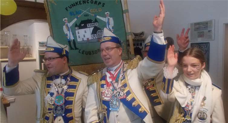 Gelungener Auftakt in den Straßenkarneval (von links): Manöverkönig Rene Runkler, Kommandant Alfons Schriek und Jugendmanöverkönigin Sarah Jungbluth.privat