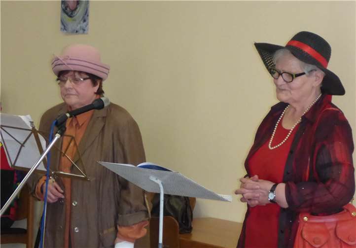 Gelungener Beitrag: Trienche und Settche (Anneliese Schumacher und Inge Busenkell) erhielten eine Rakete für ihre Darbietung. Foto: privat