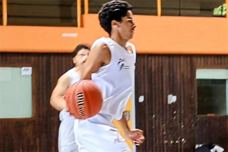 Gelungener Neustart: GSL Lahnstein feiert Derbysieg vor RekordkulisseLAHNSTEIN. Das Lahnsteiner Stadtderby in der Basketball-A-Klasse hielt, was es versprach – und endete mit einem emotionalen Paukenschlag: Nach einem Jahr Zwangspause hat sich die GSL Lahnstein eindrucksvoll im Ligabetrieb zurückgemeldet. In einem intensiv geführten, aber fairen Nachbarschaftsduell bezwang die GSL den BBV Lahnstein mit 73:53 (36:29).Kurios: Da es sich um die gemeinsame Trainingshalle handelte, feierte die GSL den Auswärtssieg auf vertrautem Parkett. Die Kulisse war der Bedeutung des Spiels absolut würdig: Eine Rekordzuschauerzahl für die A-Klasse sorgte für eine elektrisierende Derby-Atmosphäre. Trotz der Brisanz auf den Rängen und auf dem Feld hatten die beiden Unparteiischen Sebastian Strehle und Niklas Schneid die Partie jederzeit fest im Griff und erstickten jegliche Nickeligkeiten konsequent im Keim. Zu Beginn war der GSL die einjährige Wettkampfpause jedoch noch deutlich anzumerken. Nervosität und Verunsicherung prägten die Anfangsphase. Mit zunehmender Spieldauer legten die Gäste die Nervosität jedoch ab, fanden ihren Rhythmus und bauten die Führung kontinuierlich aus. Die GSL agierte hochkonzentriert und gab im gesamten Spielverlauf kein einziges Viertel ab. „Ich bin unheimlich stolz auf die Jungs“, zog GSL-Trainer Robert Jarmanovic nach der Schlusssirene ein rundum positives Fazit. „Egal wer auf dem Feld stand, es war immer die passende Formation. Auch wenn uns heute noch die Fastbreaks etwas gefehlt haben, war das nach der langen Durststrecke die passende Antwort.“ Besonders hob der Coach den geschlossenen Auftritt hervor: „Das Besondere war, dass heute jeder Spieler zum Einsatz kam. Dieser Erfolg war absolute Teamarbeit.“Mit diesem Erfolg im Rücken will die GSL Lahnstein in den kommenden Wochen an der Feinabstimmung arbeiten, noch sicherer im Zusammenspiel werden und den Schwung des Derbysiegs für die nächsten Aufgaben nutzen.Für die GSL Lahnstein spielten: F. Schroeder 5; D. Rosenbach 2; Yas. Companioni Diaz 6; M. Stein 4; N. Martin 7; D. Kristschenko; J Luthardt 13; P Höllen, Yam. Companioni Diaz 8; L Thome 2; N Denzer 17; S Stieling 9; S. Alicpinar Yamal Companioni Diaz führte erstmals als Captain das Team an