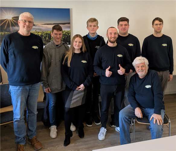Gelungener Wettkampftag im Pfarrheim Heppingen: SC TS Ahrtal gewinnt auch im Ausweichquartier hoch gegen die Gäste von der Mosel (stehend v.l.n.r.): Thorsten Kammer (Spielertrainer), Timo Schröder, Elisa Naumann (Mannschaftsführerin), Roman Windscheif, Tobias Naumann, Julian Köhler, Luca Häusler. Sitzend: Vorsitzender Jürgen Kaster.  Foto: privat