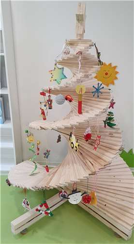 Gelungenes Beispiel für den nachhaltigen Umgang mit der Natur: der neue Weihnachtsbaum der Kita Sonnengarten.Foto: Stadt Meckenheim